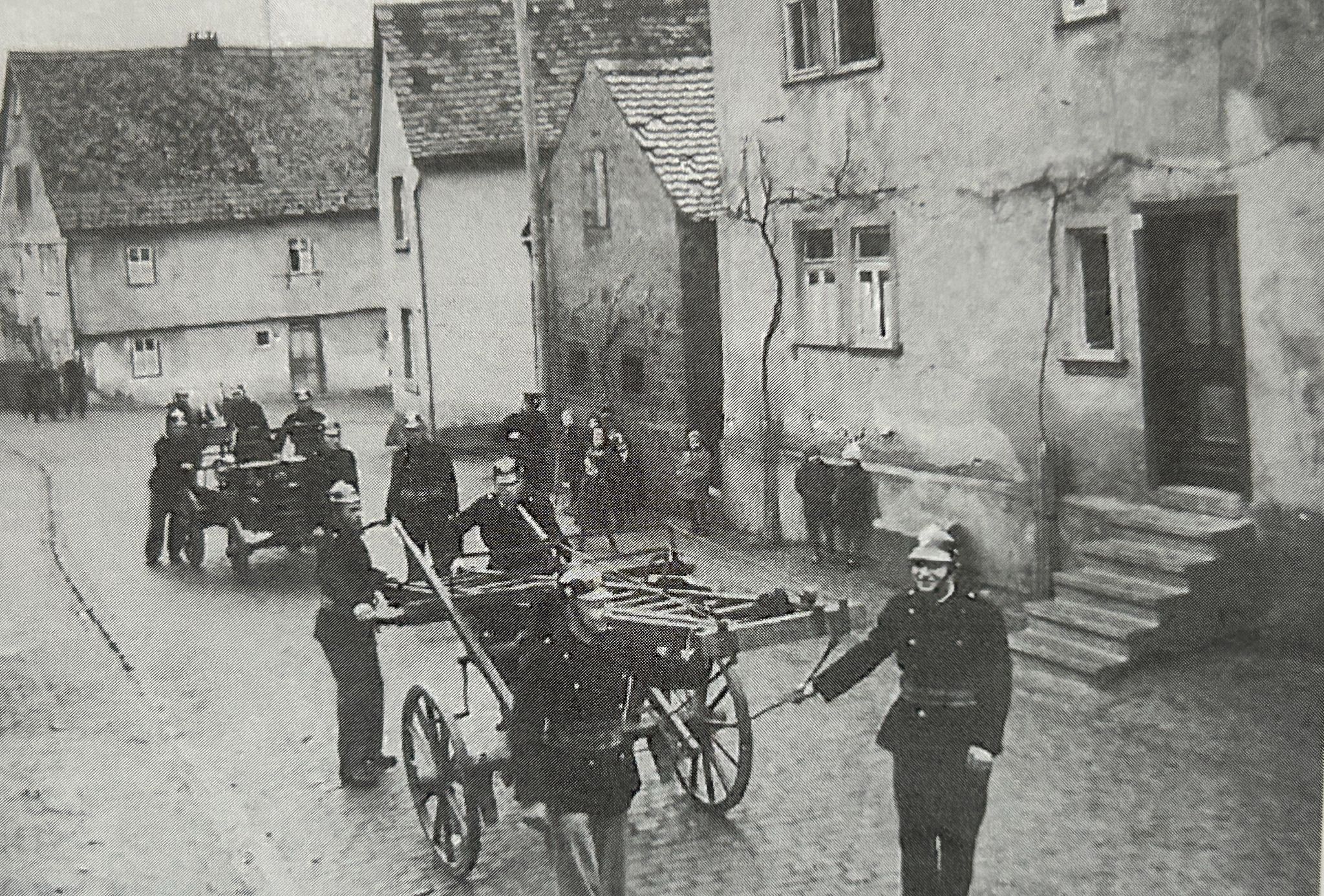 Feuerwehr vor Haus 12,20 und 21