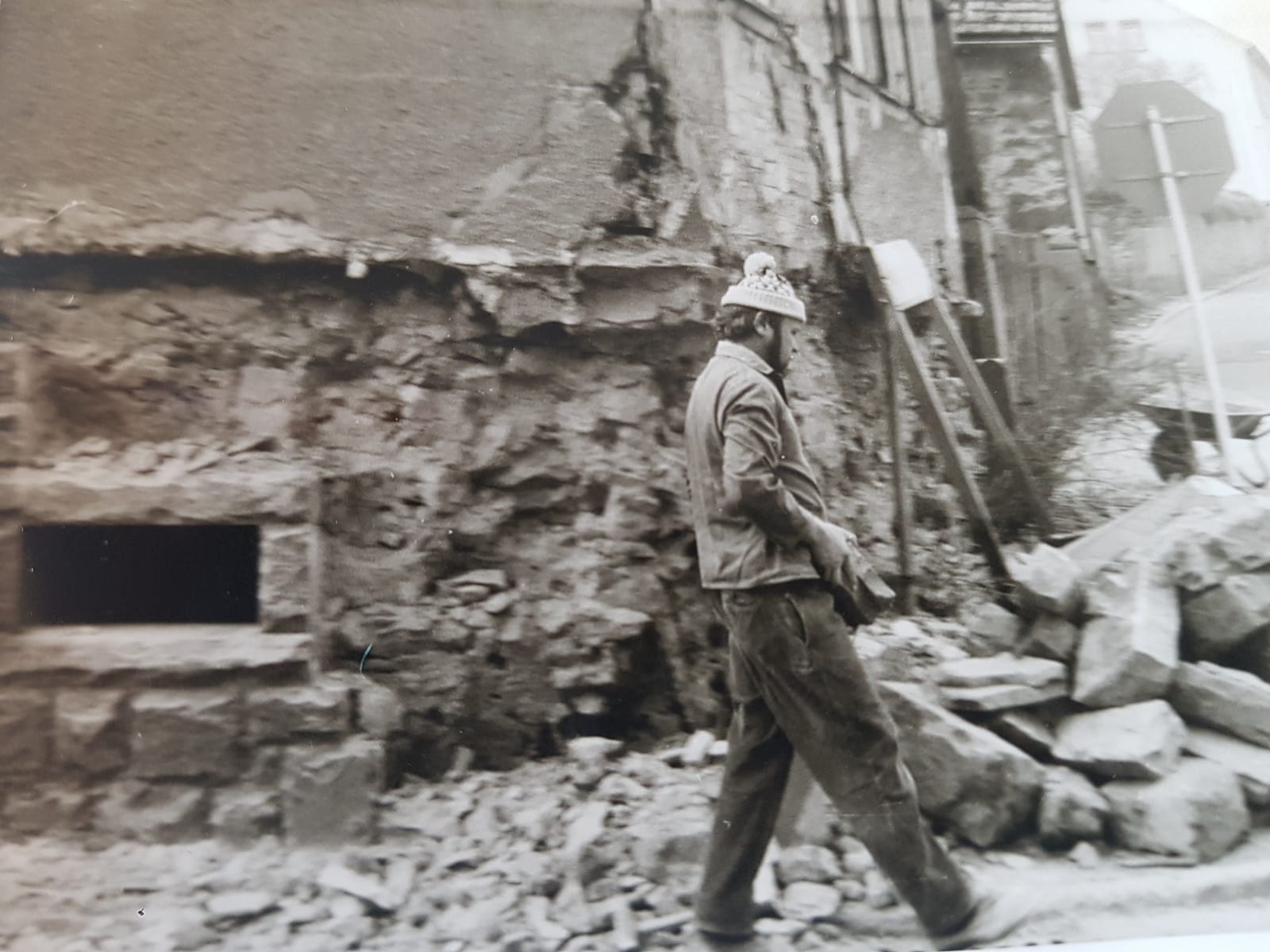 Abriss des Hauses 40 mit Hilfe von Paul Becker