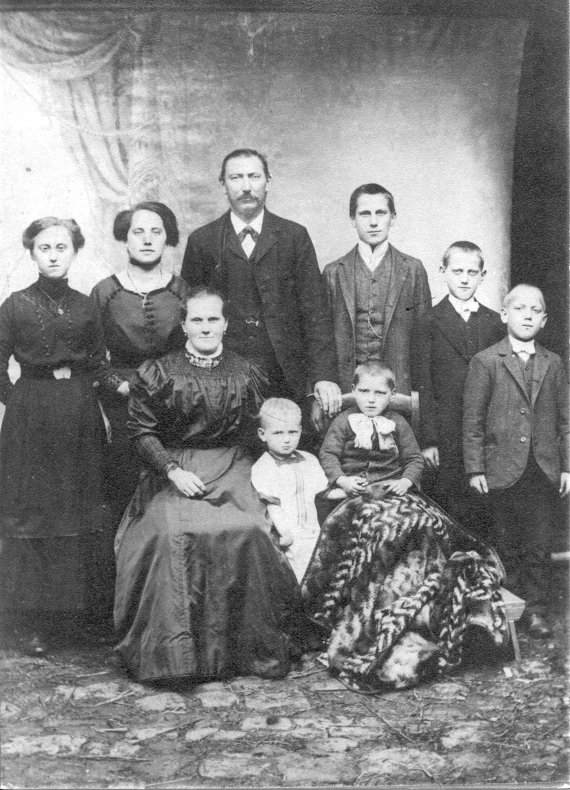 -	August u. Maria Zöller mit Anna, Friderika(Frieda), Karl, Heinrich(Henner), Jakob, Franz und Robert