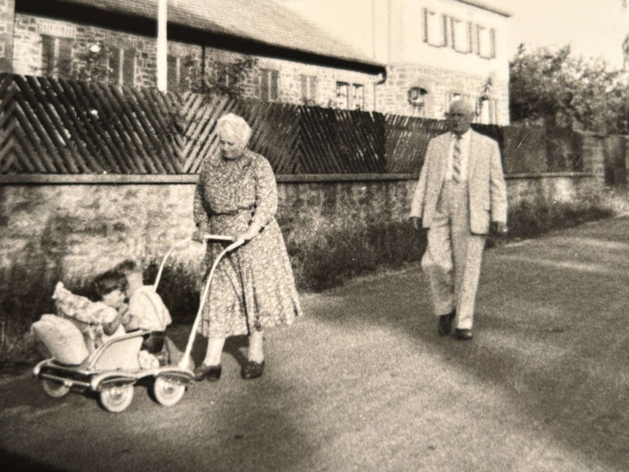 P K 0120 KornTheresamitEnkel